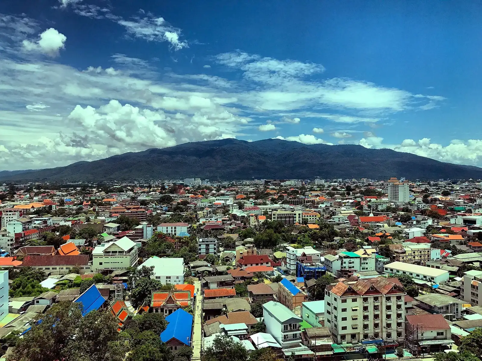 Les toits de Chiang Mai et la montagne du Doi Suthep