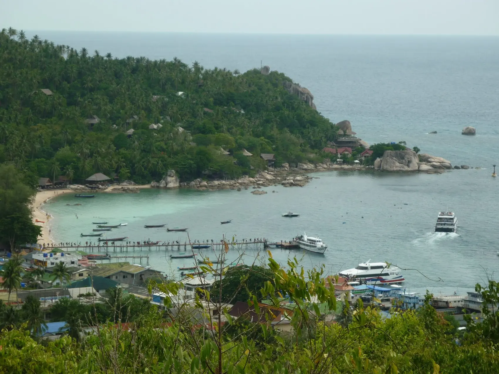 La baie de Koh Tao, son ponton et les bateaux qui arrivent