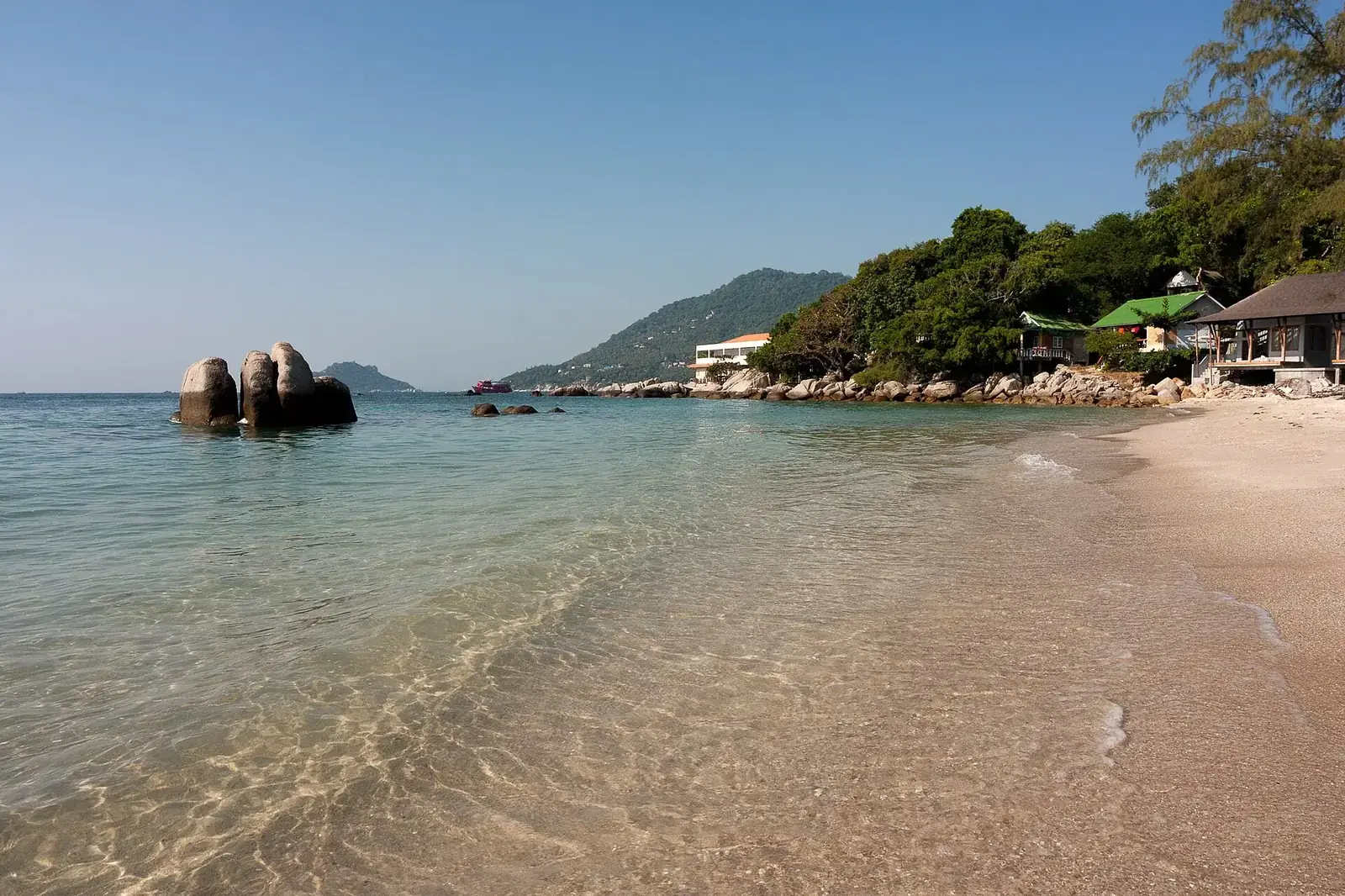 Un bateau au mouillage devant Koh Tao
