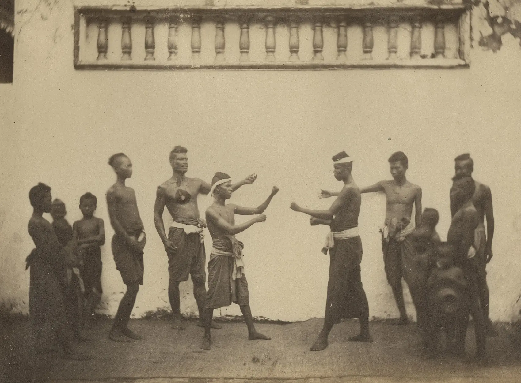 Deux boxeurs en garde devant des spectateurs, au Siam en 1865 (photographie de John Thomson)